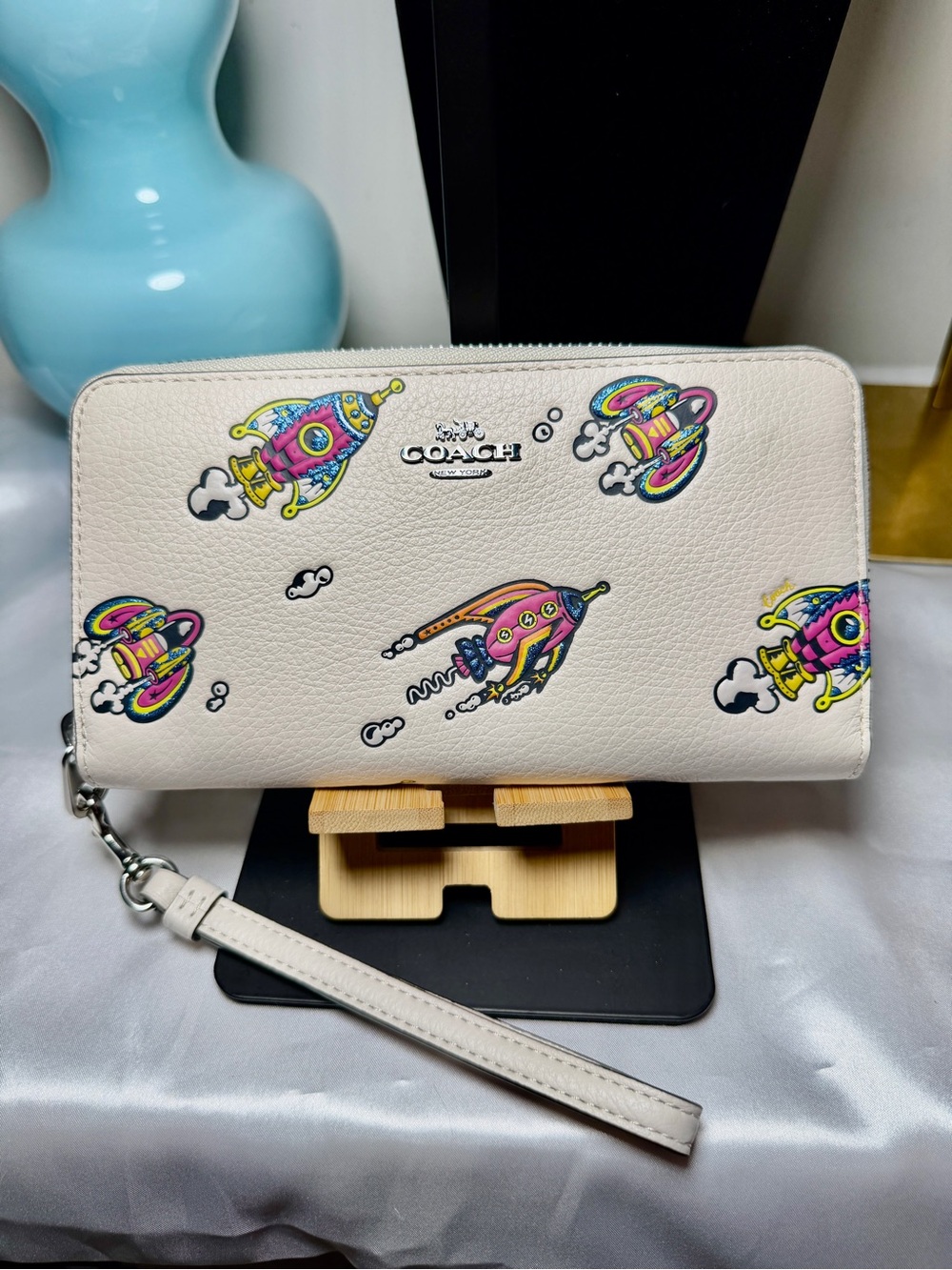 Coach White Pebble Leather Zip Wristlet with Multicolor Rocket Print NWT - Picture 3 of 8